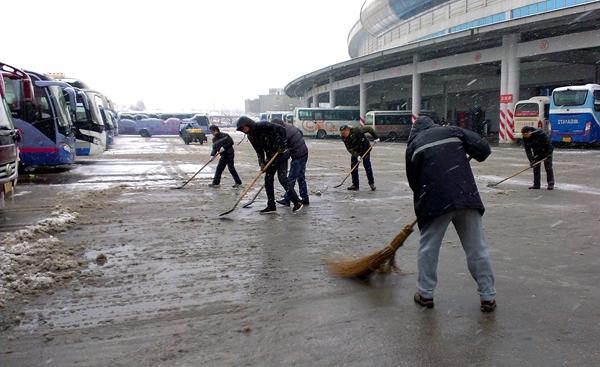 九江长途汽车站铲雪_副本.jpg